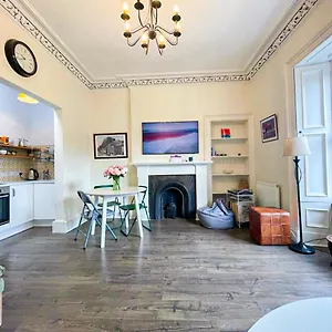 Open Plan 2 Bed Apt, Near Castle Edimburgo